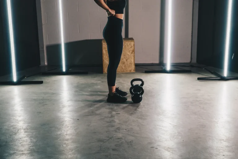 Lifted buttock profile in side view
